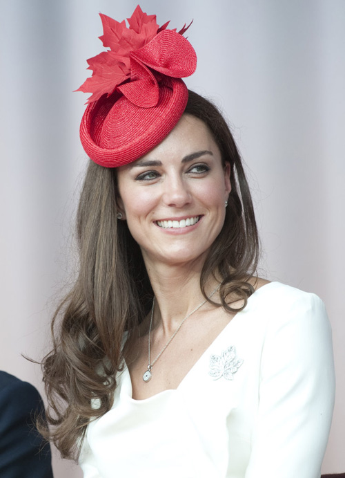 Chiếc mũ hình là cấy phong màu đỏ được lấy cảm hứng sau chuyến đi Canada của công nương Kate Middleton.
